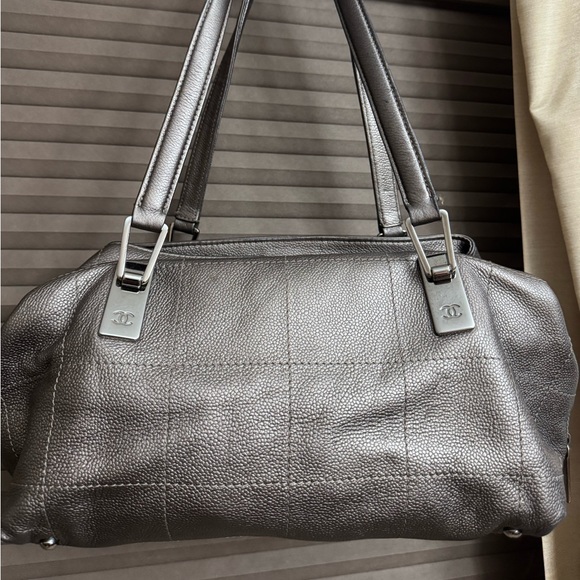 Chanel metallic bronze shoulder bag. - Picture 2 of 15